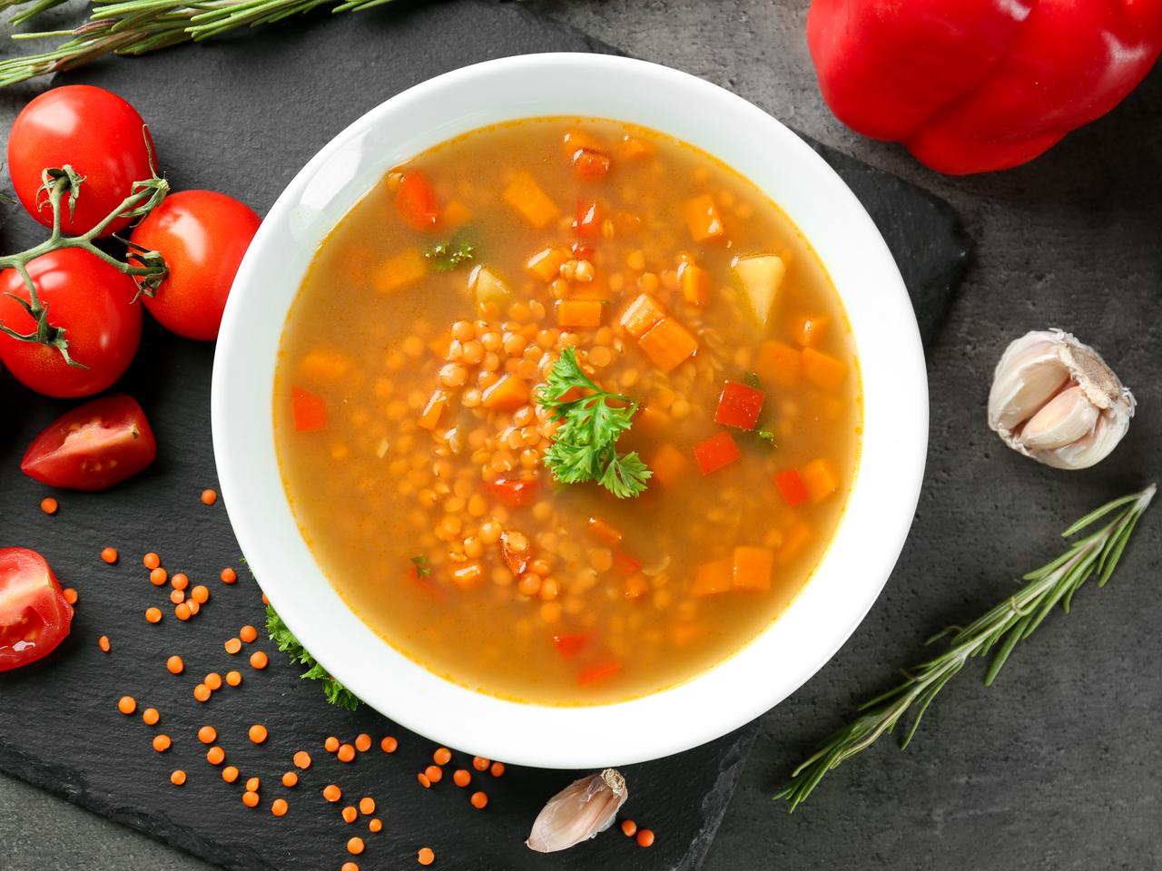 Błyskawiczna zupa z czerwonej soczewicy