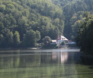 To najpiękniejsze jezioro na Dolnym Śląsku. Otoczone jest wzgórzami i lasami 