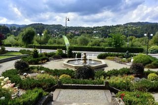 Małopolski kurort w górach wyróżnia się ciszą i spokojem. Tanie noclegi bez tłumów turystów