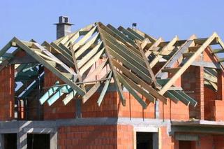 Więźba dachowa bez błędów. Jak sprawdzić zamówione drewno i skontrolować pracę cieśli przy montażu więźby