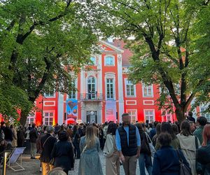 Maciej Musiał całował ukochaną na balkonie