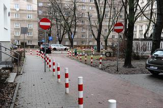 Słupki i znaki zakazu zalały osiedle. Drogowy absurd w Śródmieściu