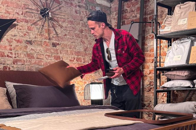 Maciej Zakościelny głaszcze kołdrę po rozwodzie