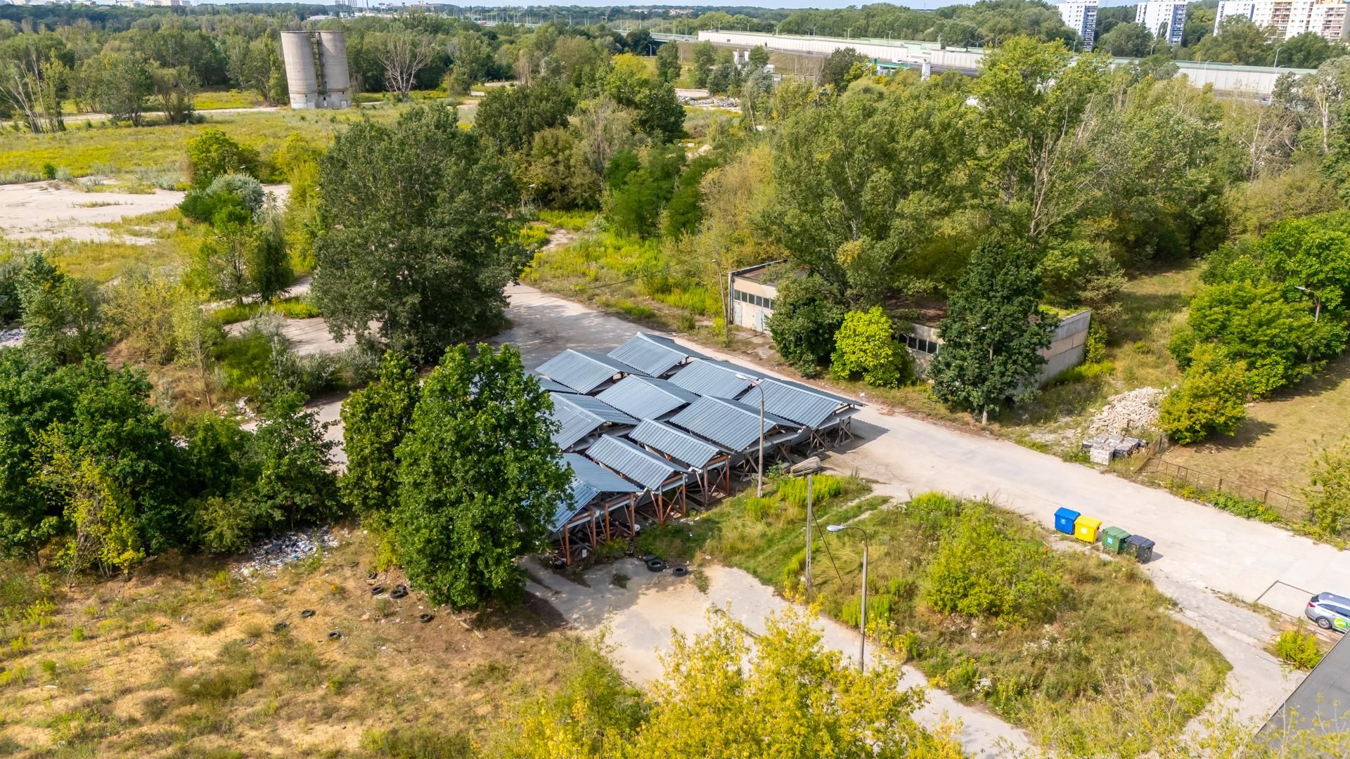 Elementy rozebranego pawilonu „Emilia” przechowywane na Białołęce w Warszawie