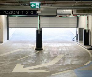 Byliśmy w podziemnym parkingu w Warszawie. Ładowarki dla elektryków, cztery poziomy i 7,5 zł za godzinę