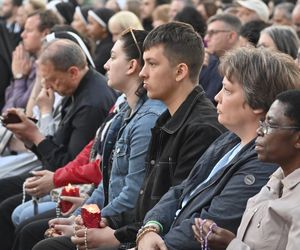 Plac Świętego Piotra wypełniony wiernymi. Modlitwa za papieża Franciszka wzrusza do łez