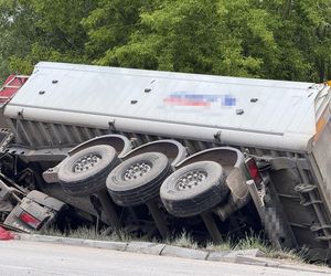 Makabra na drodze pod Grójcem. Osobowe suzuki czołowo zderzyło się z ciężarówką