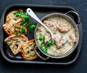 Medaliony z polędwiczki w sosie śmietanowo-musztardowym: łatwy pomysł na obiad