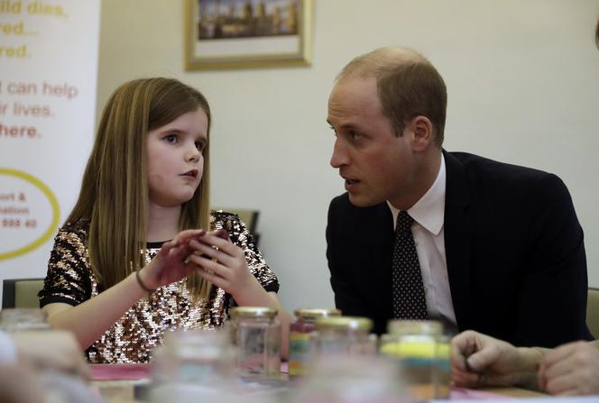 Książę William rozmawia z 9-letnią dziewczynką