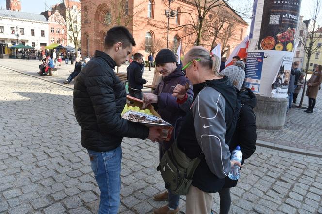 Rolnicy "strajkowali" częstując tym, co mają najlepsze! Mieszkańcy byli w szoku