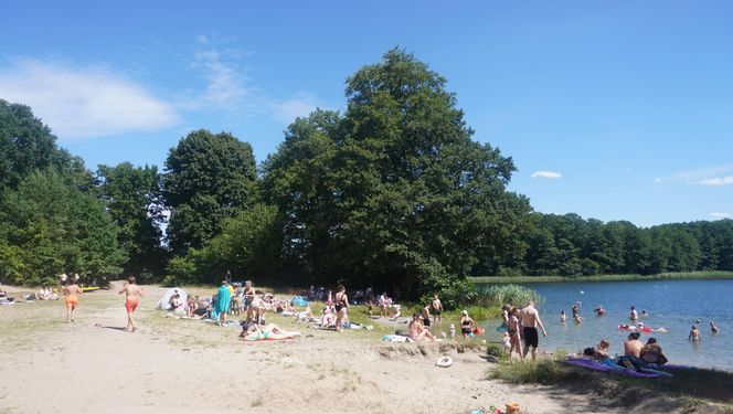 To jedno z największych jezior w Olsztynie. Kusi turystów piaszczystymi plażami