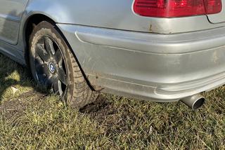 Zambrów. Senior testował auto po naprawie. Zniszczył murawę na boisku [ZDJĘCIA]