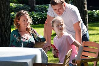 Barwy szczęścia, odcinek 3078: Marysia (Nina Szumowska), Hubert (Marek Molak), Asia (Anna Gzyra)