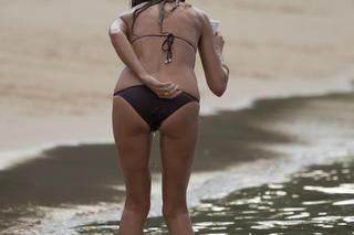 Heidi Klum pali papierosy na plaży