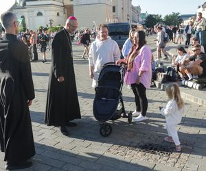 Metropolita warszawski abp Adrian Galbas po mszy świętej dla uczestników 45. Warszawskiej Akademickiej Pieszej Pielgrzymki Metropolitalnej na Jasną Górę