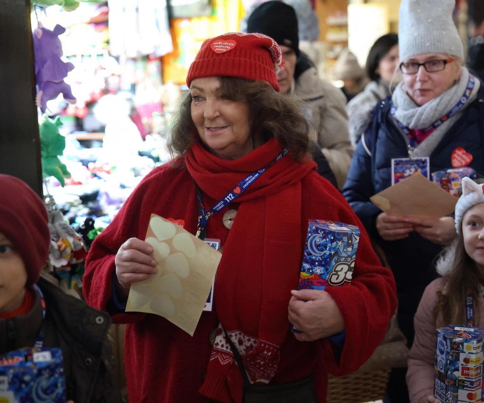 Kraków. Aktorka i prezeska fundacji Mimo Wszystko Anna Dymna kwestuje na krakowskim Rynku, w ramach 33. Finału Wielkiej Orkiestry Świątecznej Pomocy.