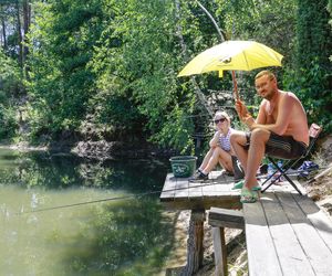 Jacek Rozenek z żoną i trzema bestiami, syn Łącz bez koszulki, a Jarosińska - nieprzyzwoicie... skromna. Aktorzy łowią!