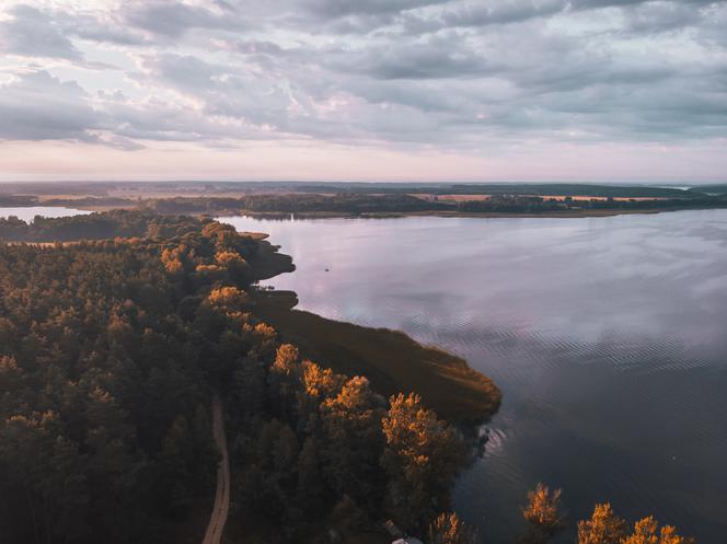 Szeroki Ostrów. Rajski półwysep na największym jeziorze w Polsce. Widoki niesamowite! 