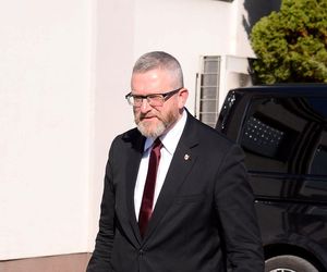 Grzegorz Braun nie wejdzie do Sejmu? Jest reakcja Hołowni na zniszczenie wystawy