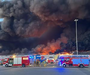 Przyczyny pożaru na Marywilskiej 44 w Warszawie. Dlaczego cała hala płonęła po 11 minutach? 
