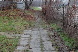 Błoto zamiast czystego chodnika. Straciłam buta w tym bagnie!