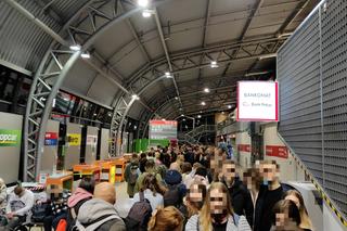Warszawa. Paraliż na lotnisku w Modlinie. Gigantyczne kolejki do odprawy