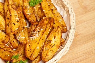 Najlepsze pieczone ziemniaki z parmezanem: ten przepis podbił świat!