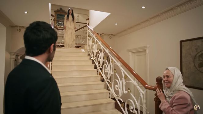 Zeynep w sukni zaręczynowej Zumrut 