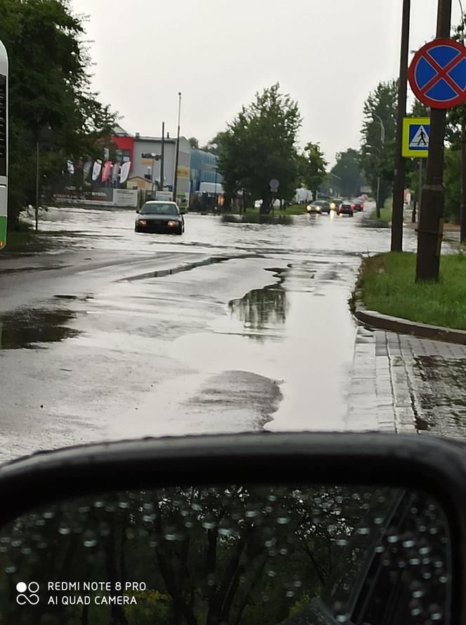 Burza w Białymstoku. Ulice jak rzeki. Auta gubiły tablice rejestracyjne [ZDJĘCIA, WIDEO]