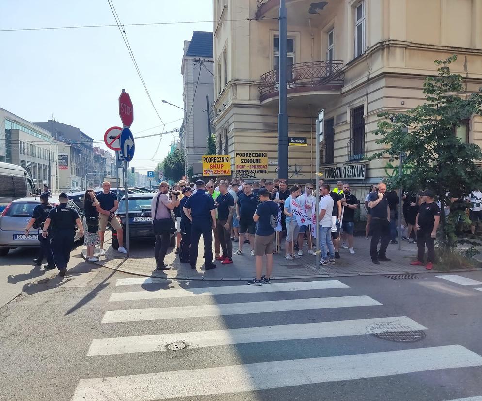 Związkowcy protestują pod biurem premiera w Katowicach