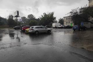Gwałtowna burza w Warszawie. Ulicami płyną rzeki