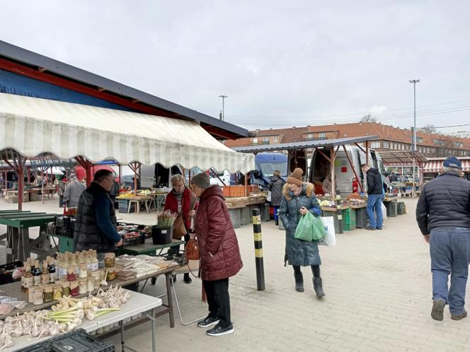 Ceny w markecie a na rynku. Czy jest różnica? Gdzie taniej kupisz warzywa i owoce