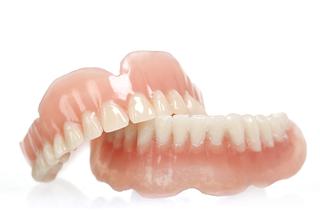 Protezy zębowe: stałe czy ruchome? 