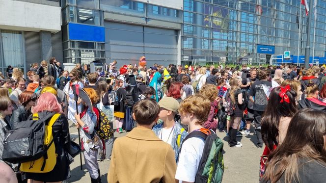 Pyrkon 2025. Tłumy uczestników przed MTP  