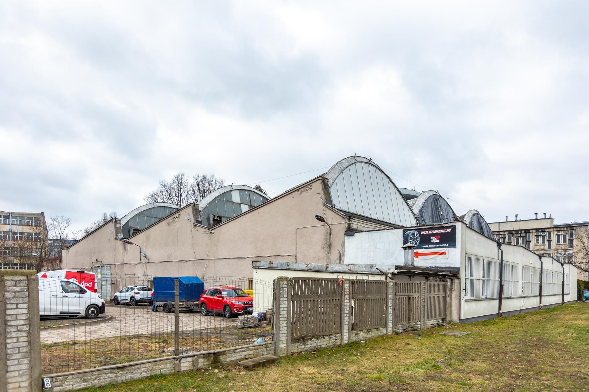 Zabytkowa hala na Suwak 4 w Warszawie