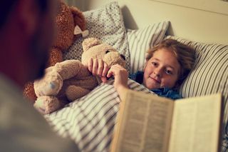 Książka zamiast tabletu przed snem? Ten prosty nawyk może być kluczem do sukcesu dziecka