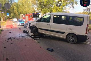 Trzy samochody zderzyły się w Nadarzynie. Dwóch kierowców trafiło do szpitala