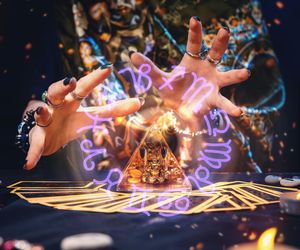 Horoskop miesięczny na grudzień 2023. Przez zimowe ciemności przebija się światło. Który znak zodiaku będzie błyszczał najjaśniej? Wielki horoskop dla dwunastu znaków zodiaku