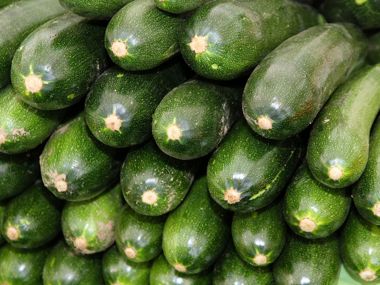 Zapiekanka z cukinii z mniszkiem i z sosem pomidorowym: przepis