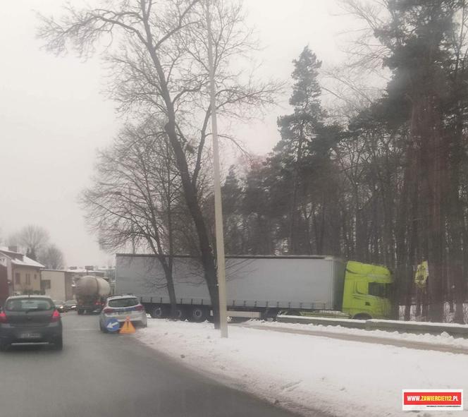 Zawiercie: Ciężarówka wjechała na "spacer" do parku miejskiego. Są utrudnienia