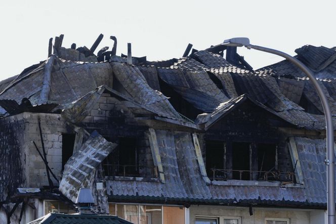  Zniszczenia bloku mieszkalnego po pożarze w Ząbkach