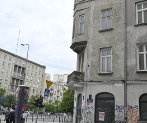 „To co robi miasto, to skandal”. Warszawa sprzedaje zabytkową kamienicę w centrum za grube miliony