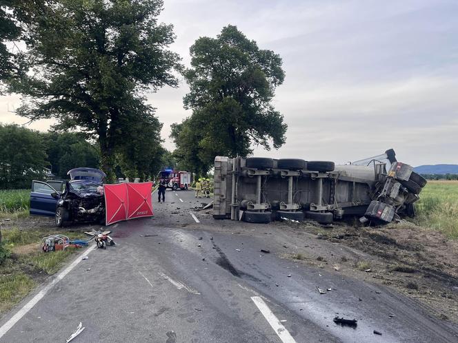 Audi zmiażdżone, ciężarówka na boku. 48-letnia kobieta zginęła w tragicznym wypadku 