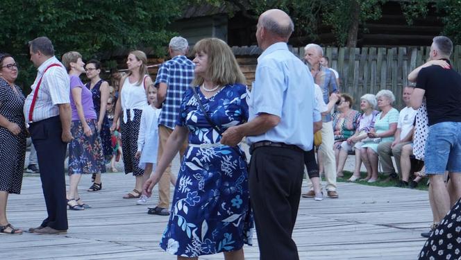 Sielanka na parkiecie w Muzeum Wsi Lubelskiej pod gołym niebem! Za nami kolejna potańcówka w rytmie miejskiego folkloru z Warszawy i Lwowa