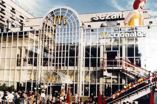 Małe frytki za 7 tysięcy złotych, Big Mac za zaledwie 25 tys. zł. Tak otwierano pierwszy McDonald's w Polsce