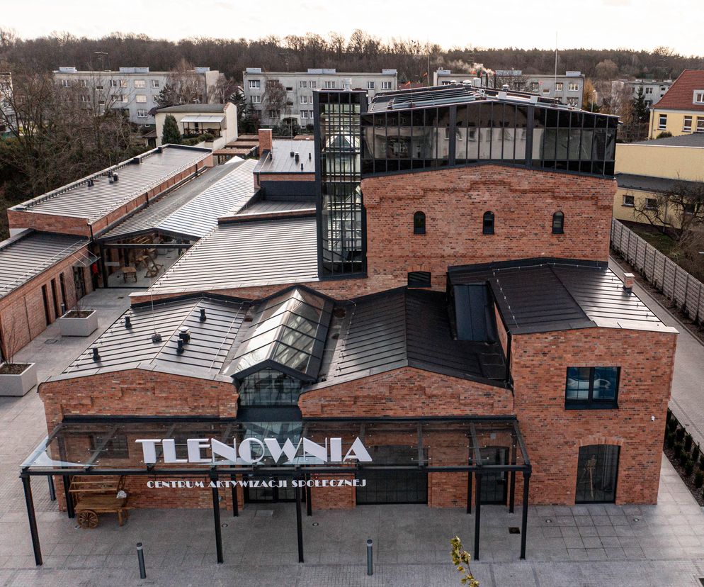 Centrum Aktywizacji Społecznej „Tlenownia” w Czempiniu, widok z lotu ptaka na obiekt z ceglanymi murami, ciemnymi dachami i nowoczesnymi przeszkleniami. Projekt Pracowni Projektowej J.P. Woźny, uhonorowany w konkursie Życie w Architekturze 2025 na portalu Architektura Murator Plus.