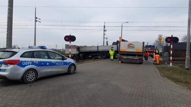 Tragedia na przejeździe kolejowym pod Rawiczem! Nie żyje kierowca ciężarówki [ZDJĘCIA]