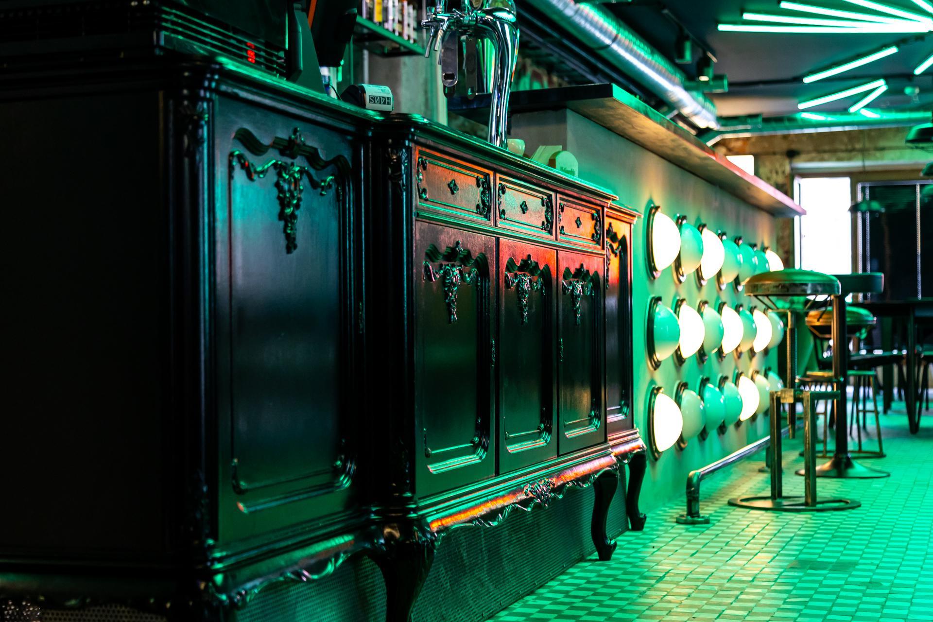 Pub H.4.0.S. Warszawa – meble