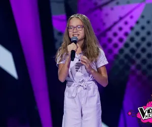 Lena Mrówczyńska podbiła serca trenerów polskim hitem. Kim jest uczestniczka Voice Kids 6?