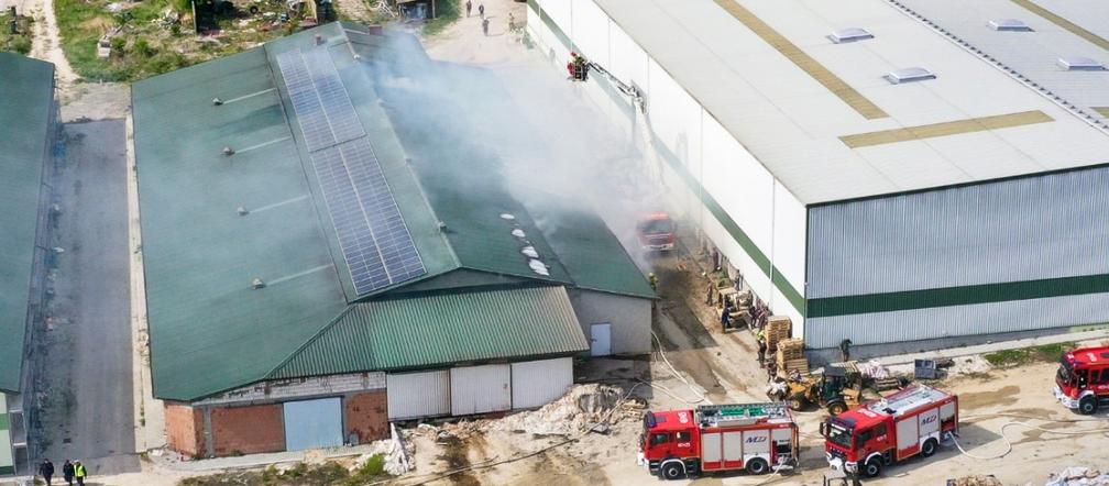 Pożar w Kliszowie. Płonęła hala produkcyjna herbat owocowych. Strażacy: Pachniało